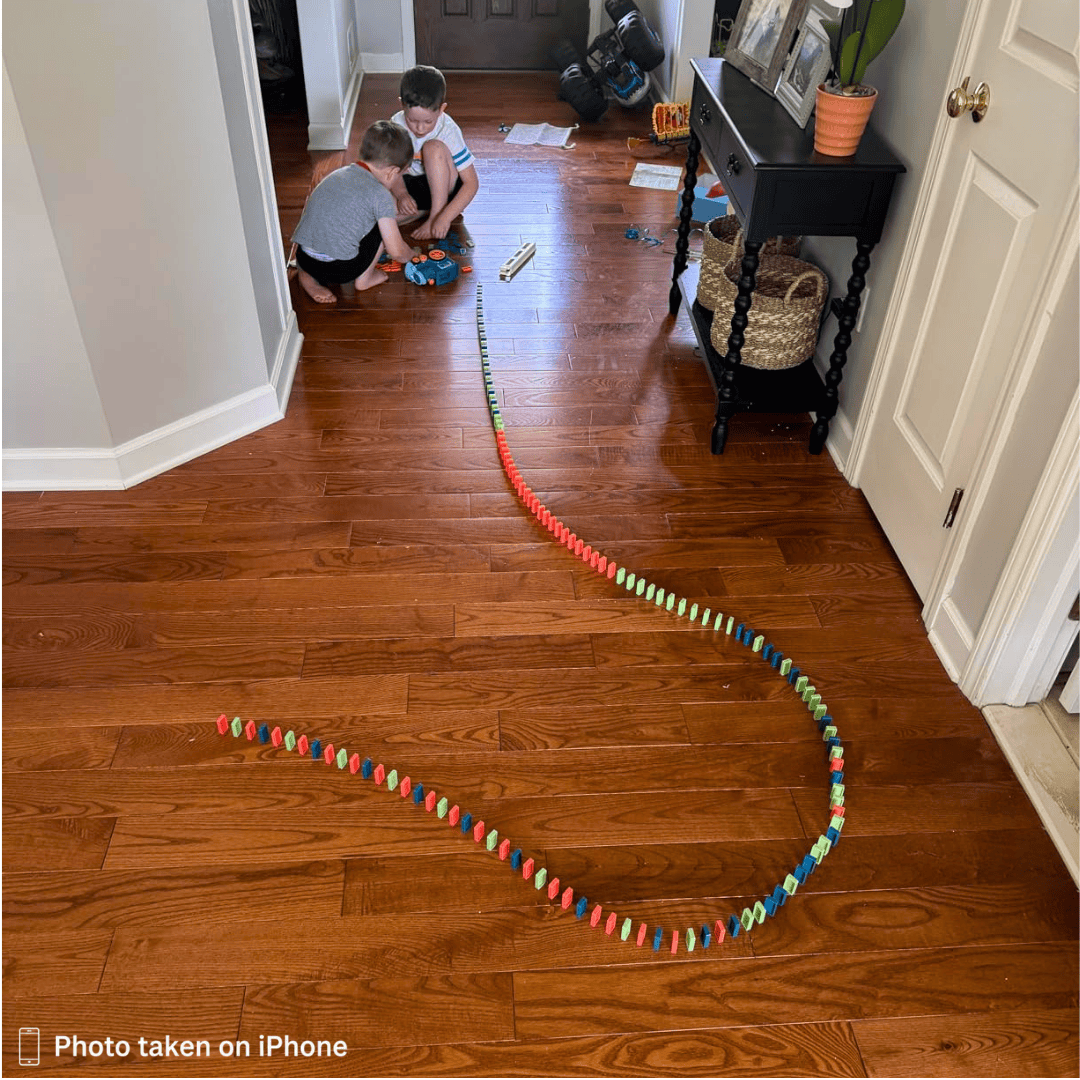 Domino Express™ – Automatic Domino-Laying Train Set